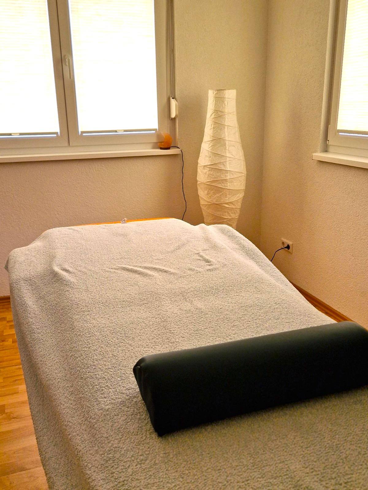 Behandlungsliege im Raum